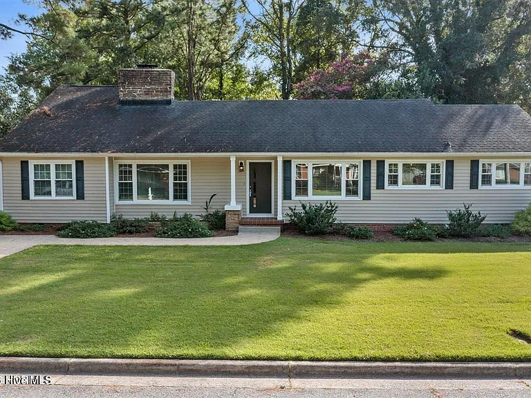 1104 N Overlook Dr — Photo 1