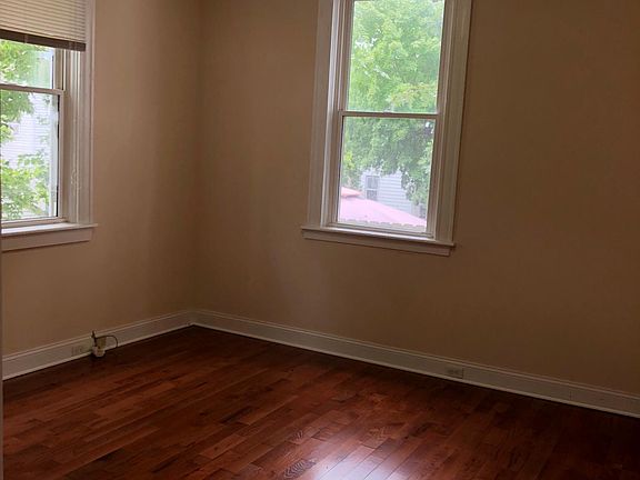 3rd image of 4415 Ivanhoe Ave