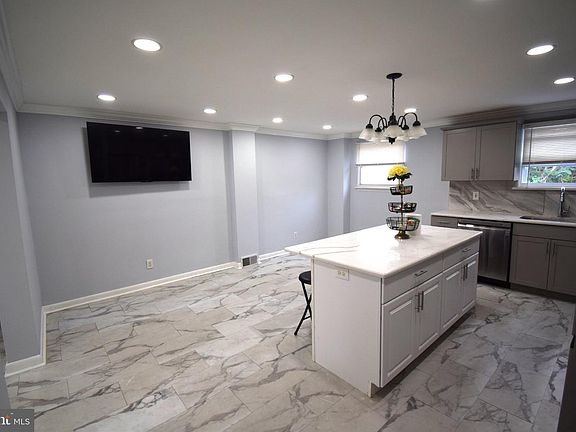 5th image of 735 Windsor Cir