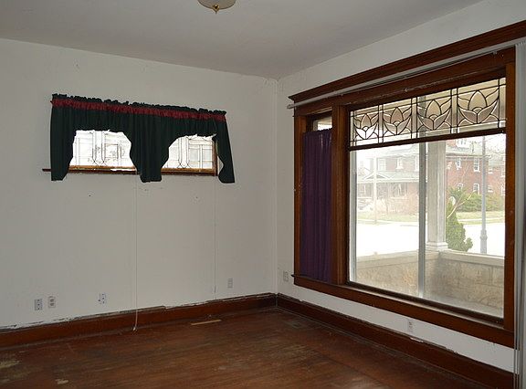 5th image of 713 W Buell Ave