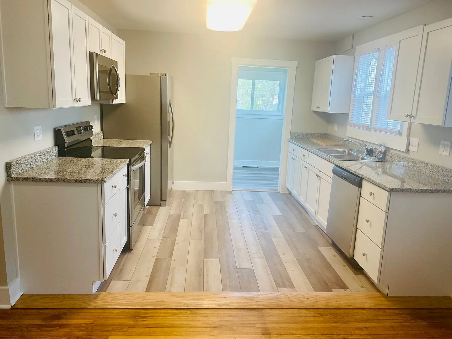 Newley Renovated 4BR - 2BA - South Campus! — Photo 2