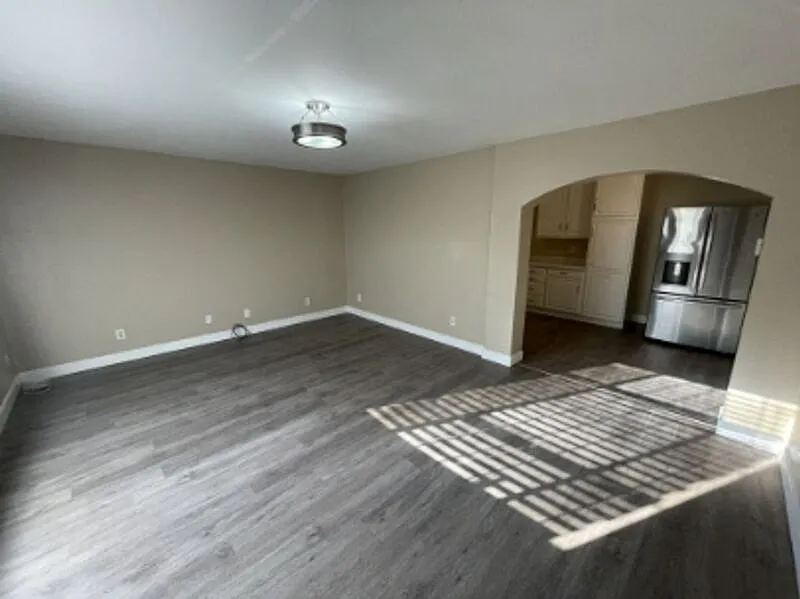 3 bed, 2.0 bath, 1276 sqft, $3,100 — Photo 2