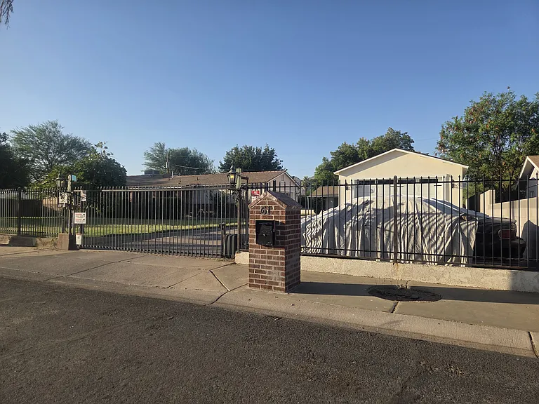 61 E Valencia Dr — Photo 1