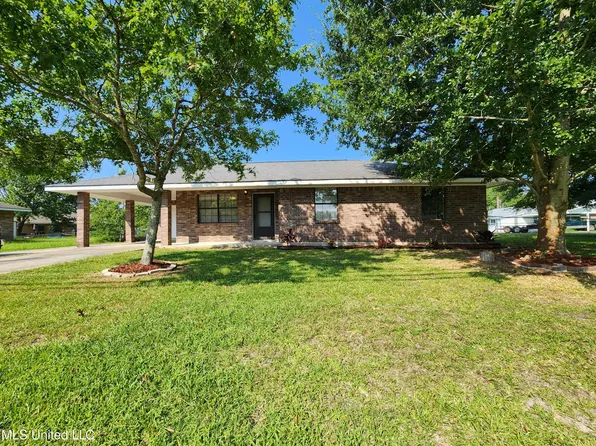 911 Waveland Ave, Waveland, MS 39576