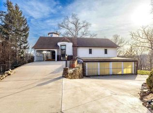 2810 Pleasant Ridge Ct, Bettendorf, IA 52722