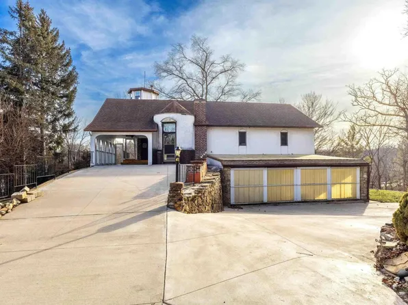 2810 Pleasant Ridge Ct, Bettendorf, IA 52722
