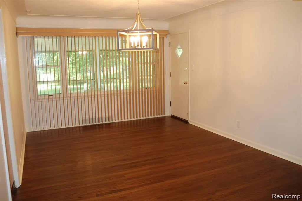 3 bed, 2.5 bath, 3796 sqft, $2,400 — Photo 4