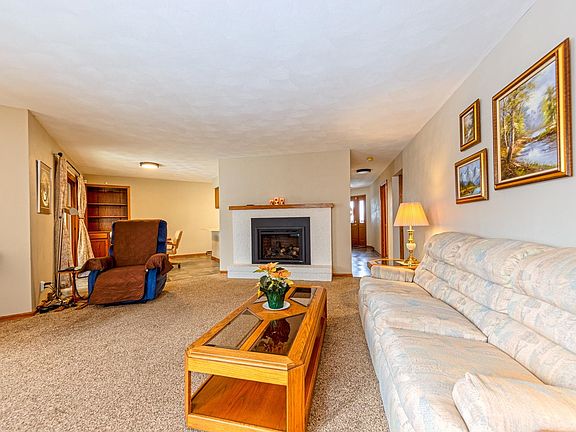 4th image of 4026 Mackinac Dr