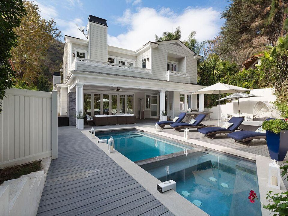 Heated pool and jacuzzi - natural salt