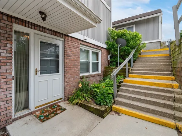 227 Portage Lakes Dr E, Akron, OH 44319
