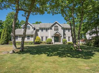36 Ridgefield Dr, Shoreham, NY 11786