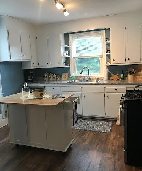 Full Kitchen (previous tenant furnishings)