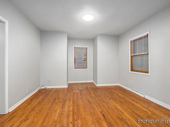 4th image of 832 Crescent St NE