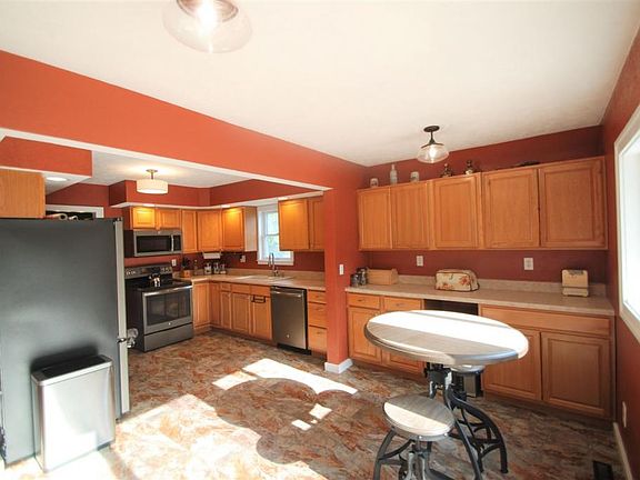 4th image of 415 Arcade Ave