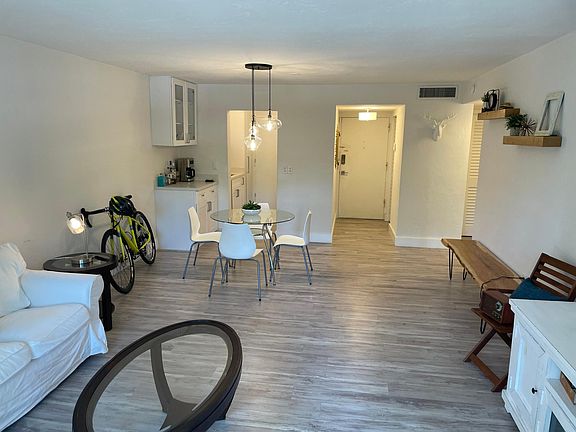 2nd image of 1205 Mariposa Ave APT 204