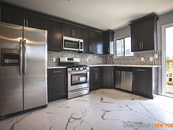 4th image of 122 Moreland St