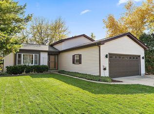 216 S Driftwood Trl, McHenry, IL