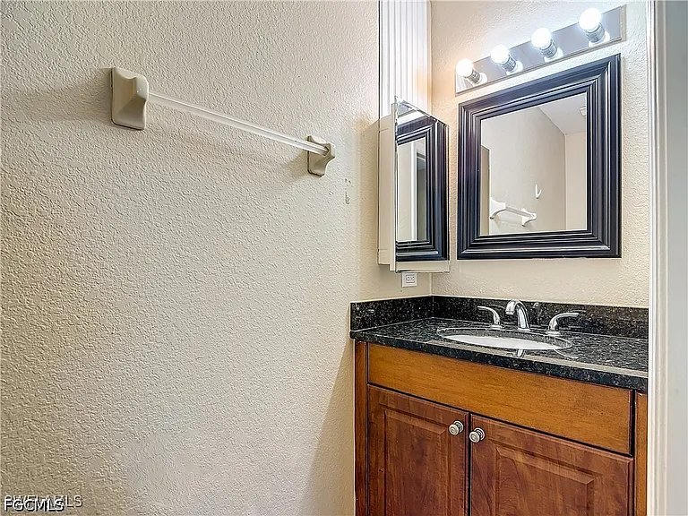 1726 Trafalgar Pkwy — Photo 34