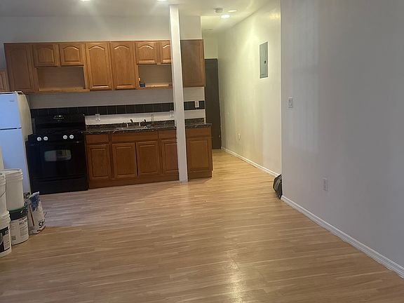5th image of 560 Lincoln Pl APT A