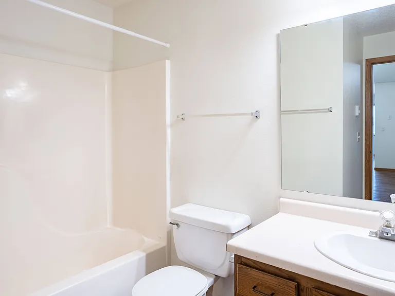 Fargo, ND Somerset Apartments | 22A | Bathroom