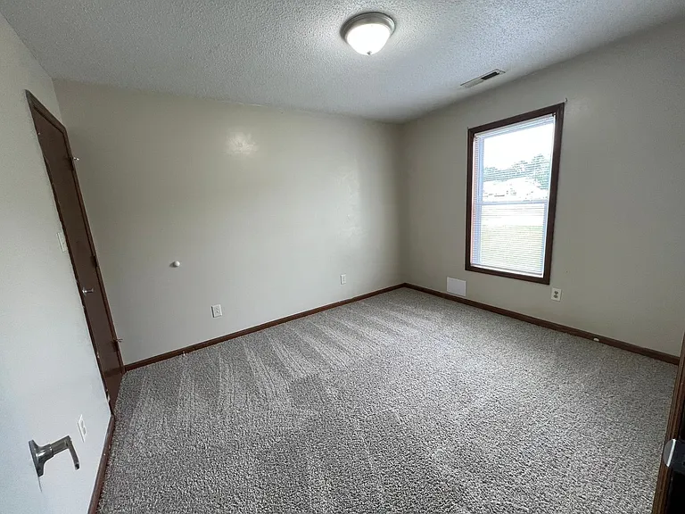 725 Pinewood Dr — Photo 4