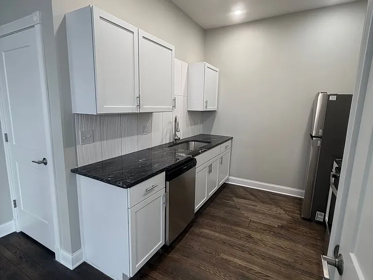 445 E Grand Blvd — Photo 12