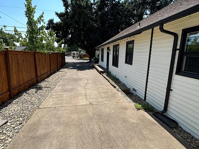55 Howard Ave — Photo 32