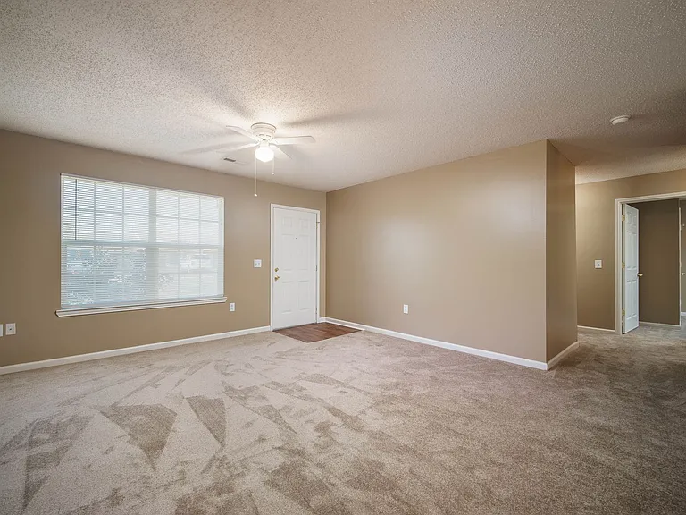 1633 Cobblestone Ln — Photo 4