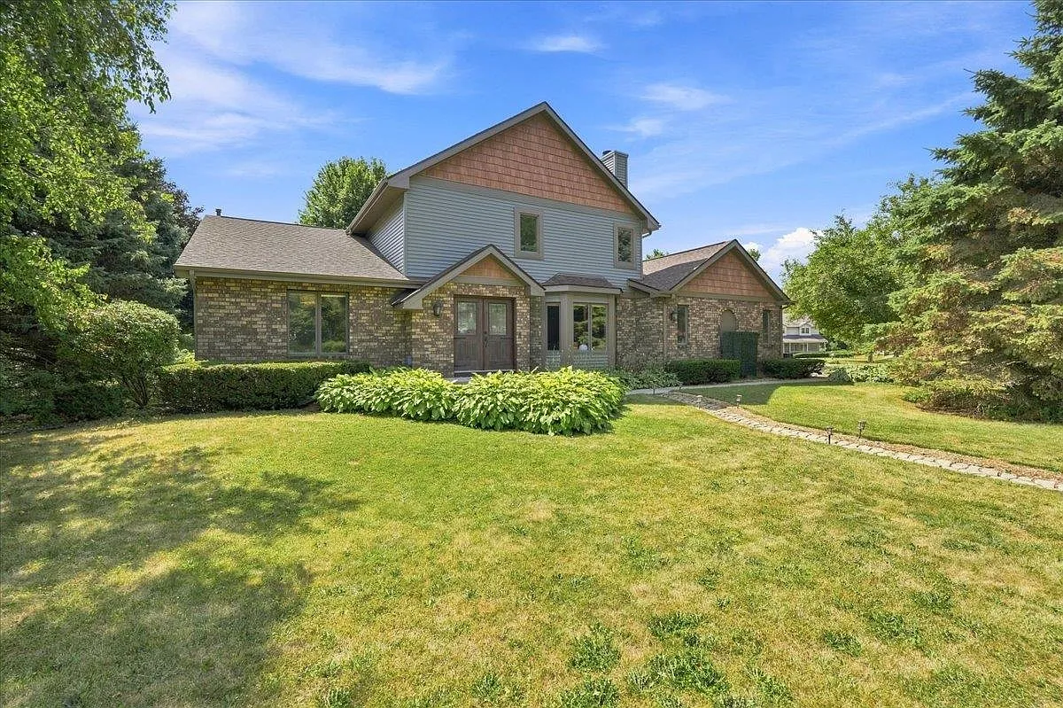 4 bed, 4.5 bath, 4593 sqft, $5,500 — Photo 1