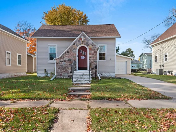 1011 Lawrence St, New London, WI 54961