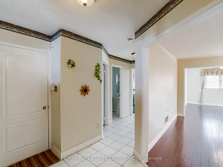 3725 Althorpe Cir N — Photo 10