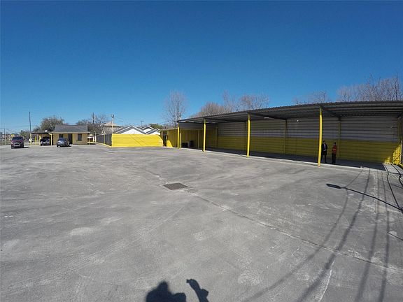 5th image of 1400 N Wayside Dr