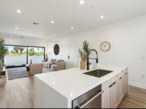 5th image of 1326 W Roosevelt St #202