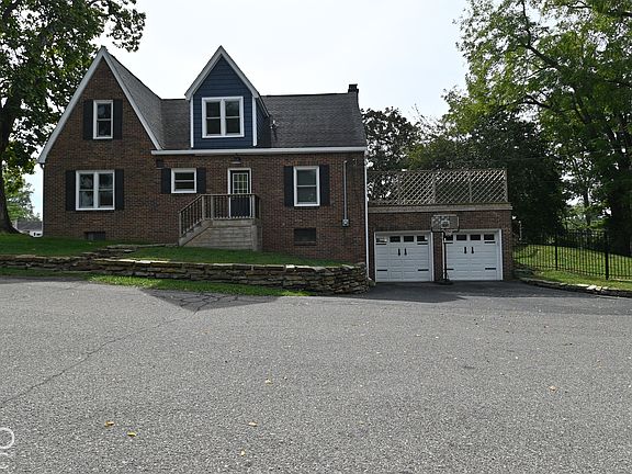 4th image of 2212 Washington St