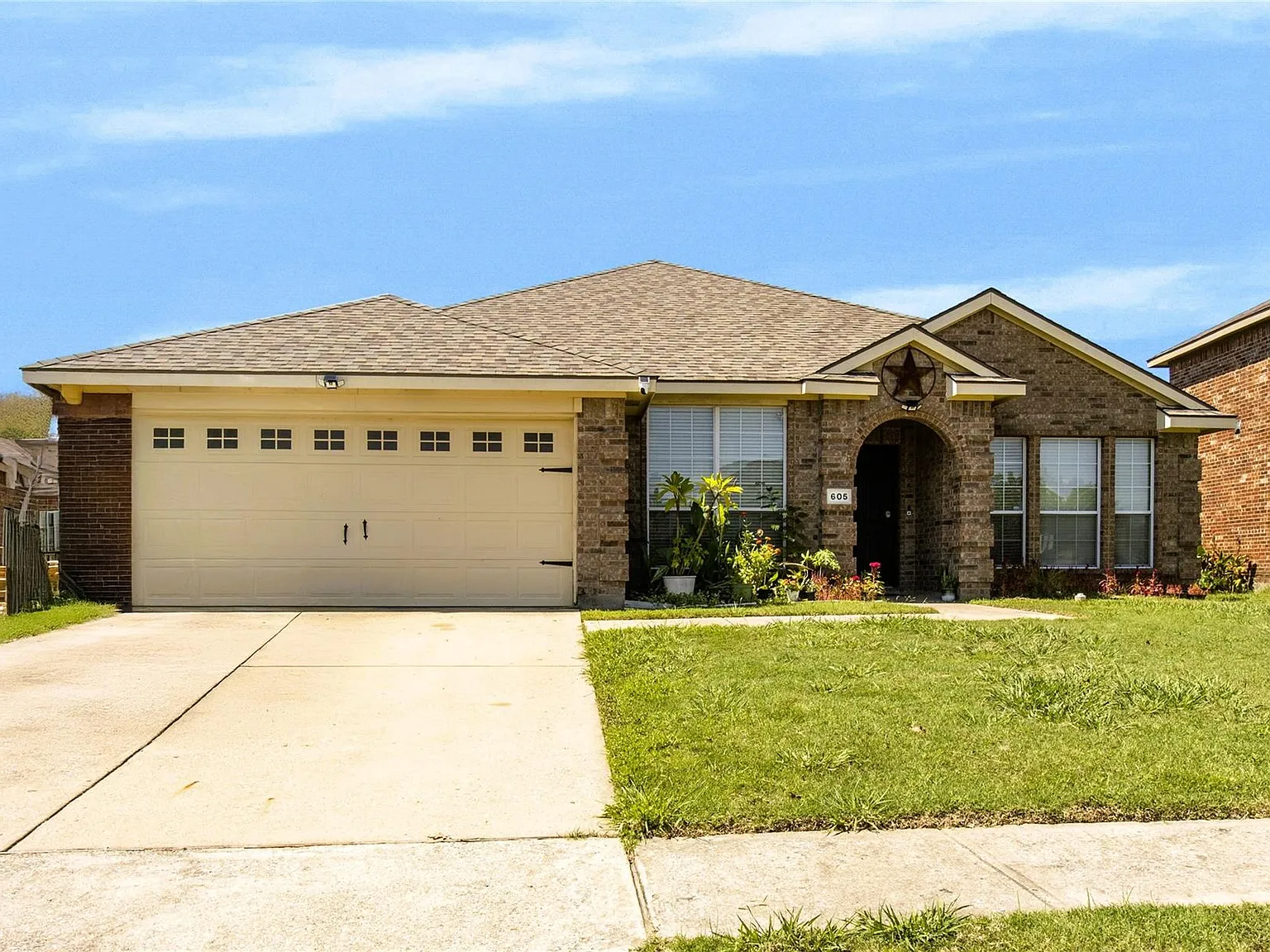 4 bed, 2104 sqft, $2,099 — Photo 2