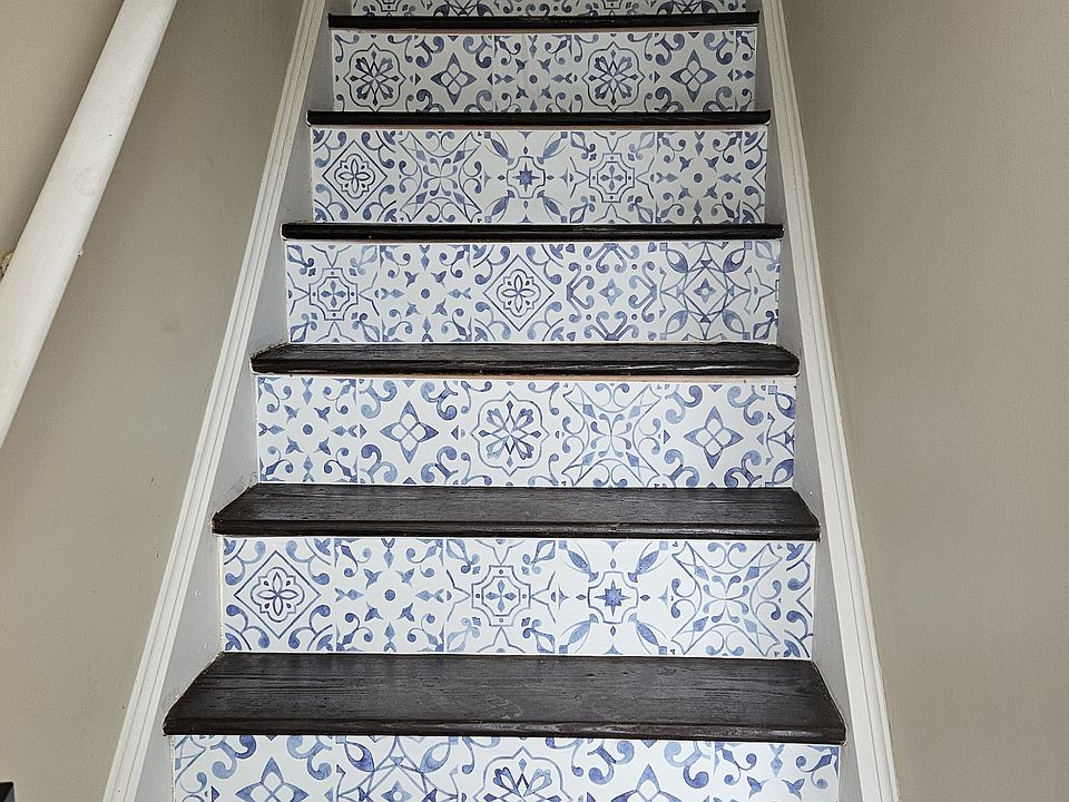 Entryway staircase