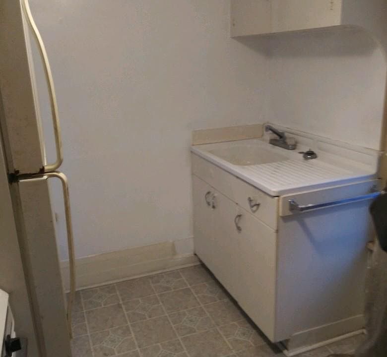 1st image of 542 Baird St #1
