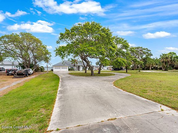 3rd image of 2729 Pineapple Ave