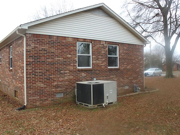 4th image of 102 Perry St
