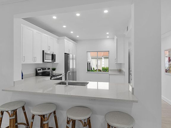 4th image of 700 Saratoga Cir #B-101