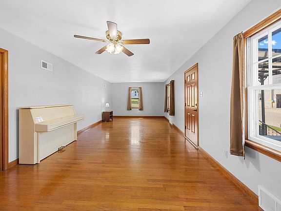 4th image of 119 E 3rd St