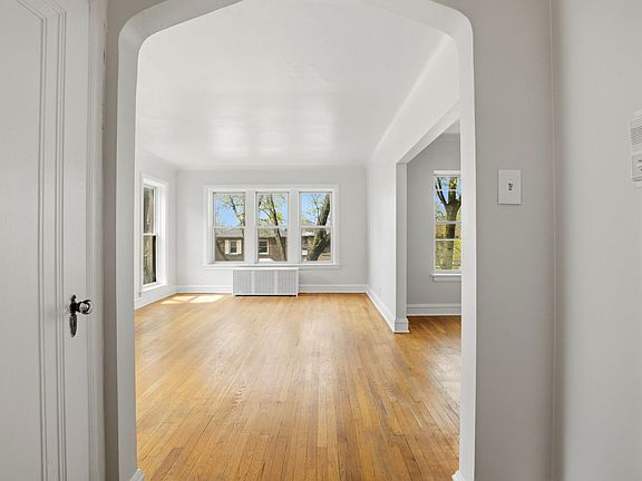 3rd image of 6761 N Artesian Ave APT 2H