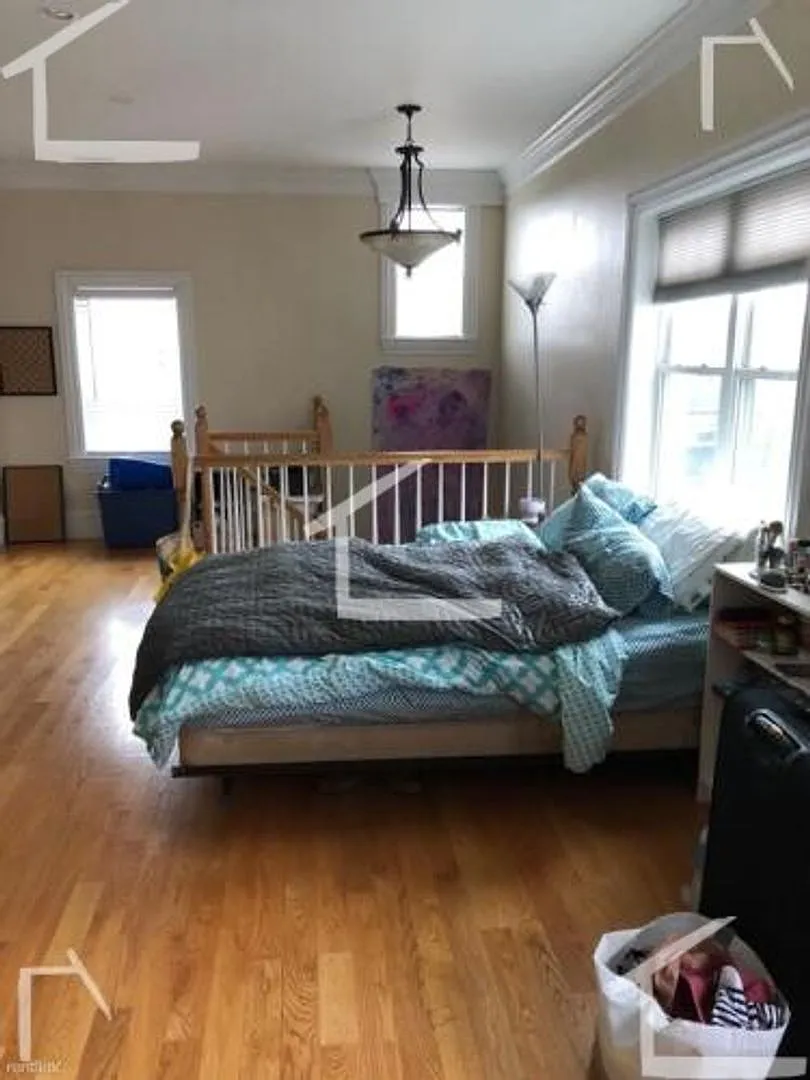 Charming 4 Bedroom-No Broker Fee — Photo 4