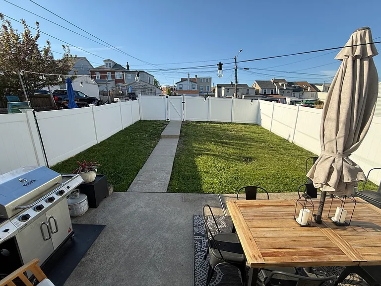 422 E Hector St — Photo 14