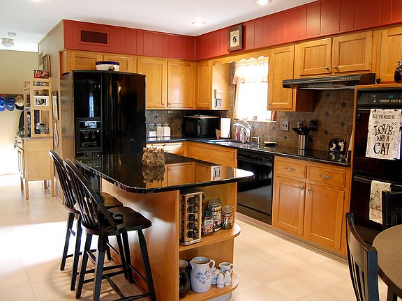 5th image of 495 Hilltop Ln