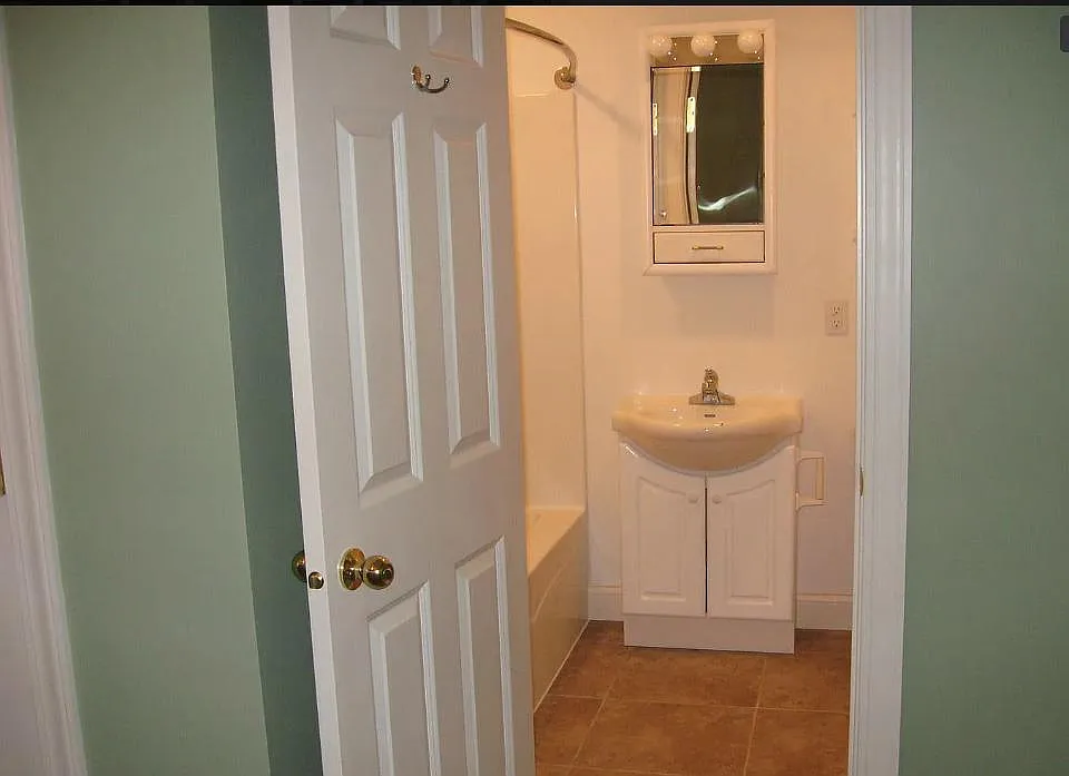 2 bed, 840 sqft, $950 — Photo 2