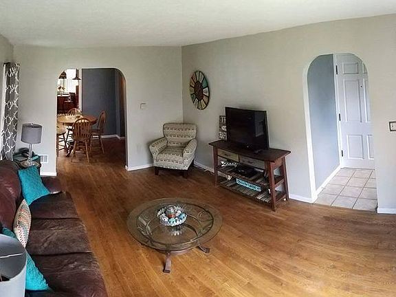 3rd image of 284 Merchant Ave