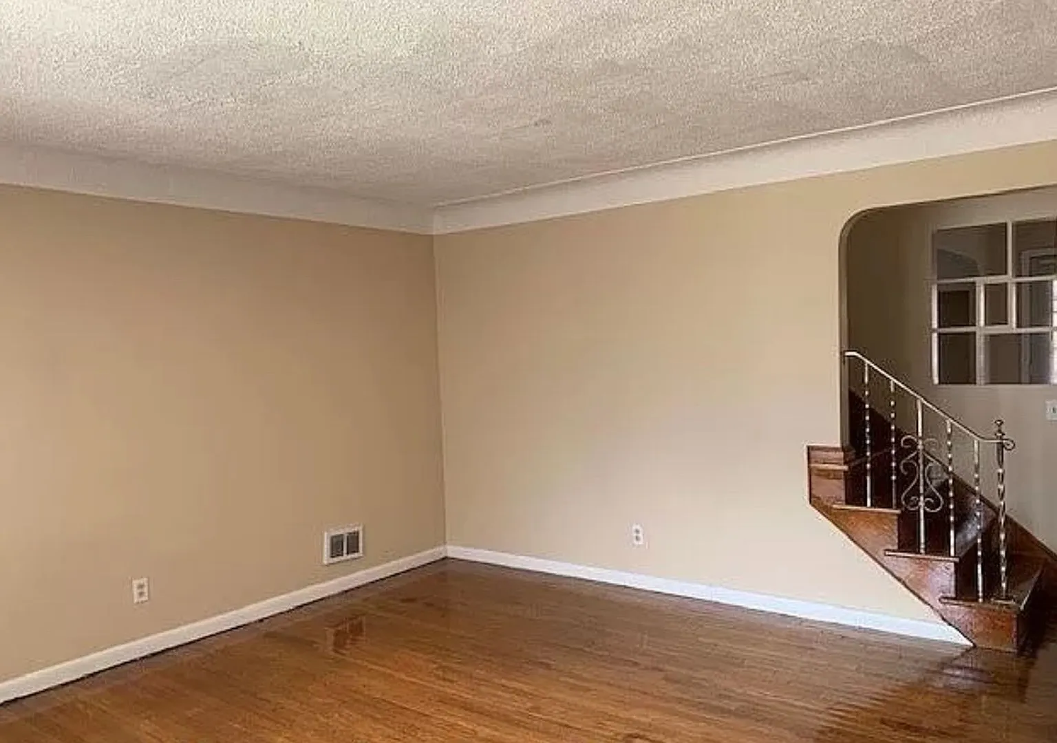 Large Three Bedroom Home — Photo 2