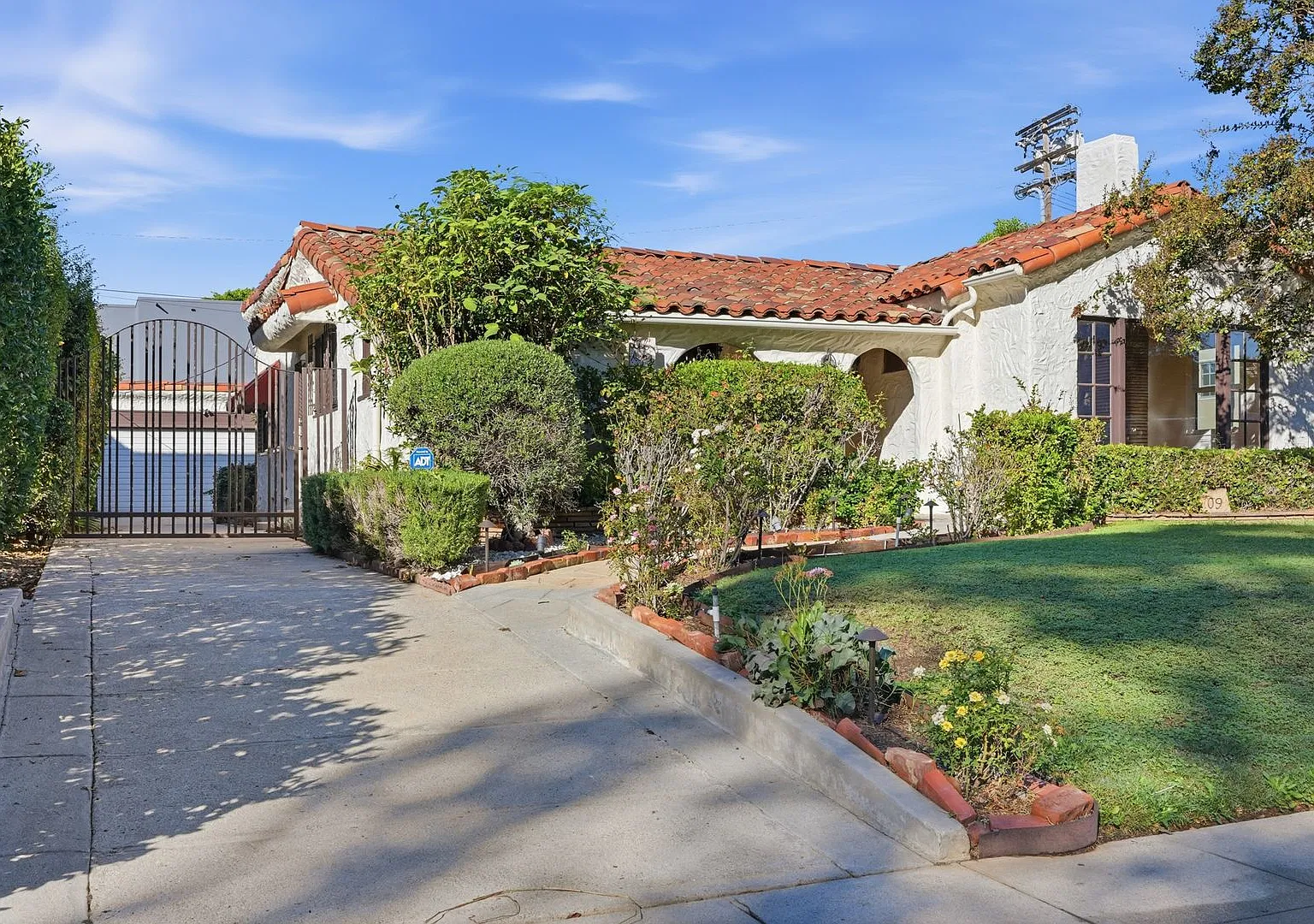 Fabulous Romantic 1920s Spanish Gem 2 bed 1.5 bath with Spacious outdoor spaces in Larchmont Vill... — Photo 1