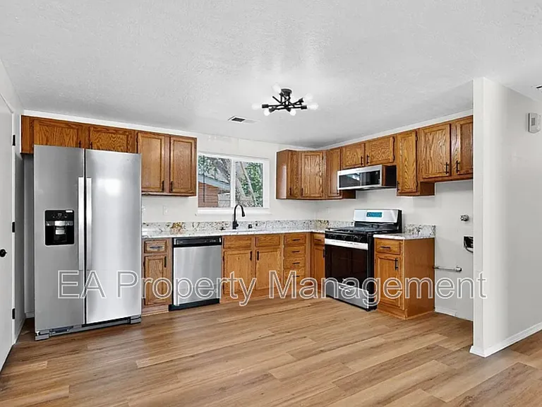 1055 Betts St NE — Photo 13